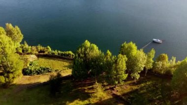 Chilo Adası 'nın Yeşil Güzeli' ni Keşfeden: Lush Meadows 'un Hava Aracı Görüntüsü ve Sahil Kanallarına Giden Yerli Ormanları