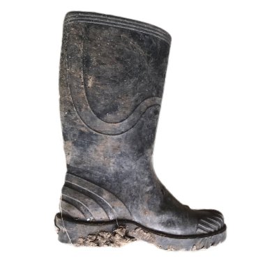 Beyaz arka planda izole siyah lastik botlar, çamur ve toprakla dolu kirli koşullar, bahçe işleri için lastik güvenlik botları, güvenlik ayakkabılarının ana işlevi.