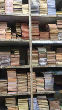 İslam dini hakkında kitaplar satan bir kitapçı, bir İslam kütüphanesi, raflarda sergilenen dini kitaplar, Arapça dil ve bilimsel her şey..