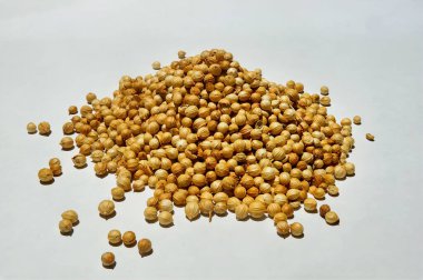 Beyaz arka planda izole edilmiş kurutulmuş kişniş tohumları yığını. Tam alan derinliği. Beyaz arka planda izole edilmiş kişniş tohumları yığını. Coriandrum sativum tohumları. Kişniş tohumları izole.