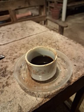 Hassas bir porselen fincandaki kahve lekesinin kalıntıları. Basit ama güzel bir soyut..