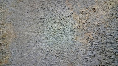 Çatlamış ve yıpranmış beyaz duvar, birden fazla çatlak ve çatlaklar, tasarım ve mimari için gerilmiş yüzey dokusu