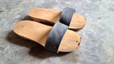 Klasik Endonezya Tahta Terlikler Geleneksel El Yapımı Ayakkabılar Lastik Kayışlar, Sembolize Yerel Miras ve Basitlik