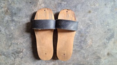 Geri Dönüşümlü Kauçuk Kayışlı El Yapımı Tahta Sandaletler Kırsal Sanatçılık Temsilcisi Sade ve Dayanıklı Ayakkabılar