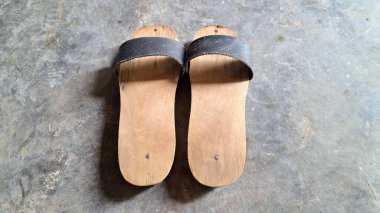 Geleneksel Bakiak Ahşap Terlikleri Endonezya 'dan Otantik El Yapımı Ayakkabılar, Lastik Kayışlar, Klasik Cava Tarzı ve Kırsal Miras Yansımaları