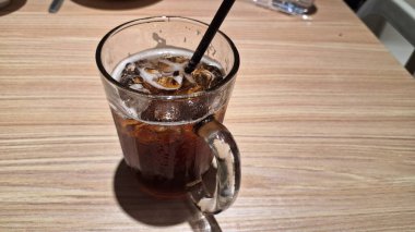 Menüler, Kafeler, Bloglar ve Gıda İlgili Projeler için Yüksek Kaliteli İçeceklerin İçeceğini Yenileyen Bardakta Şekerli Buzlu Çayın Üst Görünümü