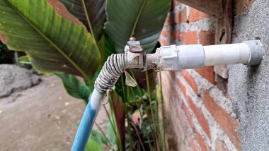 Çevre Bilinci Yüksek Çözünürlükte Mavi Hortumlu Eski Su Musluğu Düşük Bağlantılı Kuraklık, Yaz Kuraklığı ve Su Krizi Konsepti