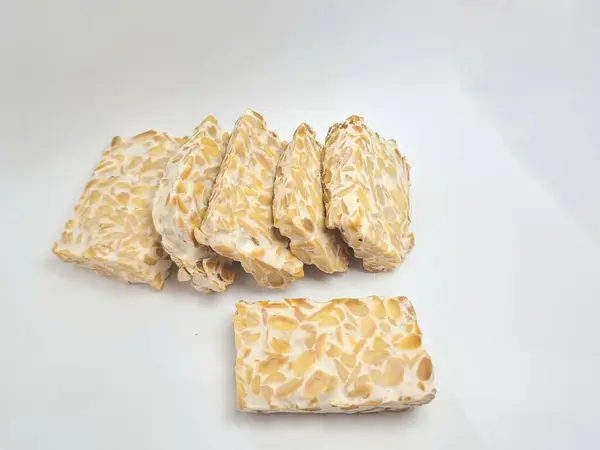 Dilimlenmiş Çiğ Tempeh Beyaz Arkaplanda, Yüksek Çözünürlüklü Geleneksel Endonezya Soya Gıda, Mayalanmış Protein Kaynağı, Sağlıklı Bitki Temelli Pişirme İçeriği