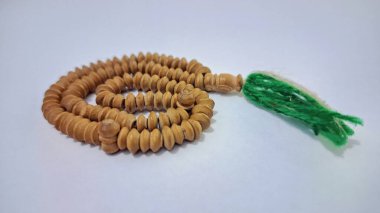 Tahta İslami Dualar, Beyaz Arkaplan Yüksek Çözünürlüklü Müslüman İbadet Aksesuarları Fotoğrafı ve Doğal Doku ve Detayları İzole Edildi