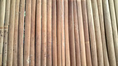 Doğal bambu döşeme arka planı. Sürdürülebilir ahşap doku, geleneksel mimari ve çevre dostu tasarım öğesi. Organik ve kırsal