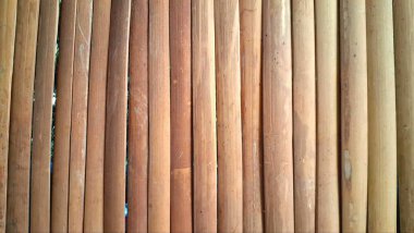 Doğal bambu döşeme arka planı. Sürdürülebilir ahşap doku, geleneksel mimari ve çevre dostu tasarım öğesi. Organik ve kırsal