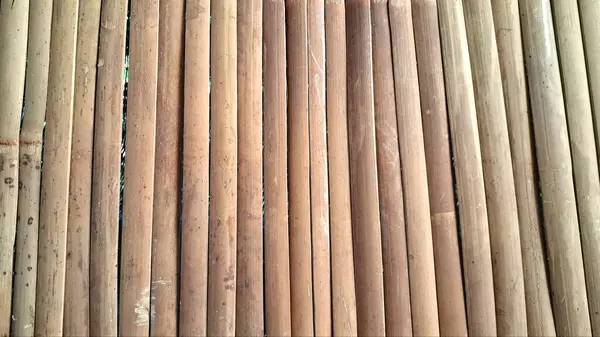 Doğal bambu döşeme arka planı. Sürdürülebilir ahşap doku, geleneksel mimari ve çevre dostu tasarım öğesi. Organik ve kırsal