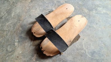 Geri Dönüşümlü Kauçuk Kayışlı El Yapımı Tahta Sandaletler Kırsal Sanatçılık Temsilcisi Sade ve Dayanıklı Ayakkabılar