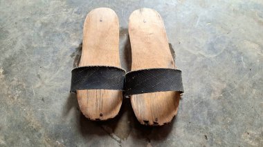 Otantik Endonezya Tahta Terlikleri Lastik Kayışlı Geleneksel Cava Bakiak, Eşsiz Kırsal Ayakkabılar Klasik Kültürü ve Eski Zamanların Basitliğini Temsil Ediyor