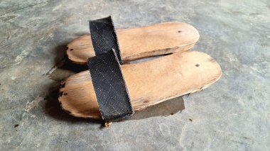 Geleneksel Bakiak Ahşap Terlikleri Endonezya 'dan Otantik El Yapımı Ayakkabılar, Lastik Kayışlar, Klasik Cava Tarzı ve Kırsal Miras Yansımaları