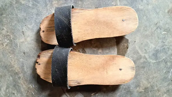 Geri Dönüşümlü Kauçuk Kayışlı El Yapımı Tahta Sandaletler Kırsal Sanatçılık Temsilcisi Sade ve Dayanıklı Ayakkabılar