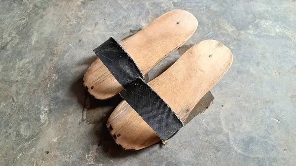 Geri Dönüşümlü Kauçuk Kayışlı El Yapımı Tahta Sandaletler Kırsal Sanatçılık Temsilcisi Sade ve Dayanıklı Ayakkabılar