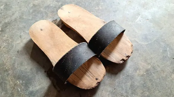 Klasik Endonezya Tahta Terlikler Geleneksel El Yapımı Ayakkabılar Lastik Kayışlar, Sembolize Yerel Miras ve Basitlik