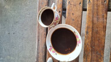 Bol süprüntülü koyu, sade kahvenin zevki. Tipik bir Endonezya kahvesi. 