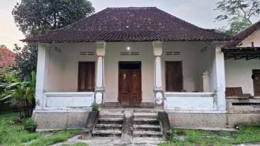 Rustic Weathered Antique Cava House: Bir Kırsal Bölgede Geleneksel Tasarım ve Tarihsel Elementleri barındıran Issız Eski Endonezya Mimarisi