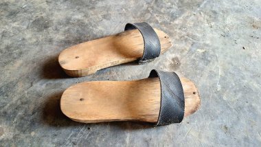 Otantik Endonezya Tahta Terlikleri Lastik Kayışlı Geleneksel Cava Bakiak, Eşsiz Kırsal Ayakkabılar Klasik Kültürü ve Eski Zamanların Basitliğini Temsil Ediyor