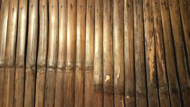 Doğal bambu döşeme arka planı. Sürdürülebilir ahşap doku, geleneksel mimari ve çevre dostu tasarım öğesi. Organik ve kırsal