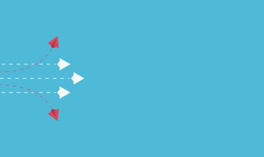 Minimalist iki kırmızı uçak yön değiştiriyor ve beyaz olanlar. Yeni fikir, değişim, eğilim, cesaret, yaratıcı çözüm, yenilik ve benzersiz yol kavramı.