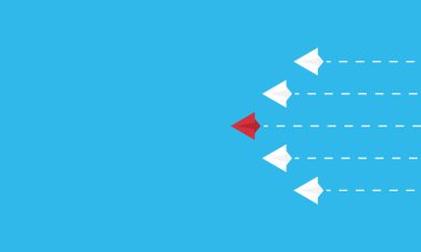 Liderlik başarısı kavramı kağıt uçak mavi arka planda uçar. Yeni fikir, cesaret, yeni düşünce, yaratıcı karar, farklı düşün. Lider uçak diğer kağıt uçak takipçilerinden uzakta duruyor.