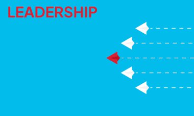 Liderlik başarısı kavramı kağıt uçak mavi arka planda uçar. Yeni fikir, cesaret, yeni düşünce, yaratıcı karar, farklı düşün. Lider uçak diğer kağıt uçak takipçilerinden uzakta duruyor.