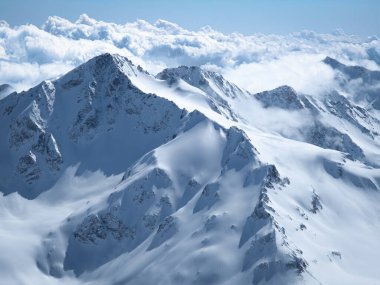 Elbrus Dağı 'ndan Büyük Kafkas Dağları' nın karlı zirvelerinin manzarası
