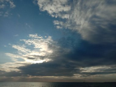 Denizin üzerinde güzel bir gün batımı