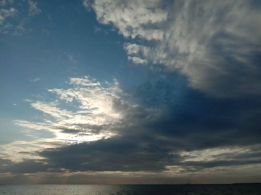 Denizin üzerinde güzel bir gün batımı