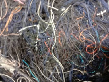 Küçük renkli ipliklerin soyut arkaplanı.