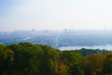 Tepeden Kyiv 'e bak, sisli sonbahar havası.