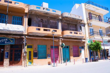 Bir Yunan şehrinin caddesi Yazın açık renkli Malia