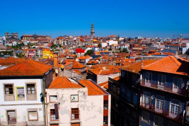 Eski Porto kasabasında renkli yüzler. Çatı, bina ve kilise çan kulesi manzarası Igreja dos Clerigos.