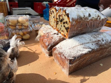 Geleneksel meyveli pasta diğer fırınlanmış yiyeceklerle birlikte çiftçi pazarında sergilendi. Yüksek kalite fotoğraf