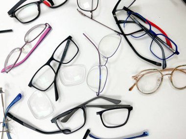 Kırık optik gözlük, kırık menteşeler, kayıp lensler, çatlak çerçeveler. Yüksek kalite fotoğraf
