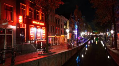 Amsterdam, Hollanda - 22 Ekim 2019: Amsterdam 'da genelev bölgesi. En önemli turistik yerlerden biri. Kanallardan aşağı bir bakış Gece ışıkları.