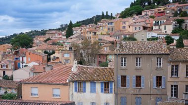 Var 'da, Fransa' nın Provence şehrinde, Bormes-les-Mimosas adlı ortaçağ köyünün panoramik manzaralı evleri ve çatıları