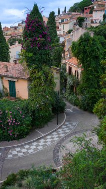 Var 'da, Fransa' nın Provence şehrinde, Bormes-les-Mimosas adlı ortaçağ köyünün panoramik manzaralı evleri ve çatıları