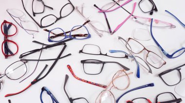 Kırık camlar, kırık menteşeler, kayıp lensler, çatlak çerçeveler, deforme olmuş bardaklar. Optik gözlük karışımı. Optik teknisyen veya gözlükçü için çalışma istasyonu 