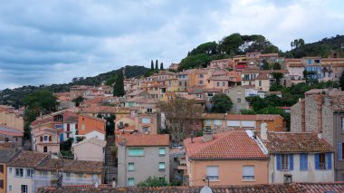 Var 'da, Fransa' nın Provence şehrinde, Bormes-les-Mimosas adlı ortaçağ köyünün panoramik manzaralı evleri ve çatıları