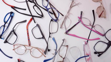 Kırık camlar, kırık menteşeler, kayıp lensler, çatlak çerçeveler, deforme olmuş bardaklar. Optik gözlük karışımı. Optik teknisyen veya gözlükçü için çalışma istasyonu 