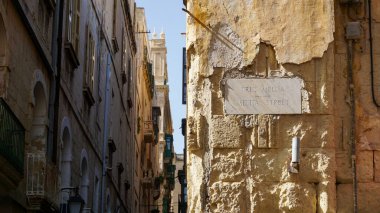 Malta Valletta 'daki tarihi binanın üzerindeki Melita sokak tabelası.. 