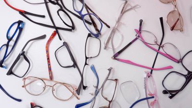 Kırık camlar, kırık menteşeler, kayıp lensler, çatlak çerçeveler, deforme olmuş bardaklar. Optik gözlük karışımı. Optik teknisyen veya gözlükçü için çalışma istasyonu 