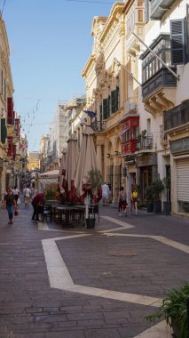 Valletta, Malta - 3 Ekim 2024: Malta 'nın başkenti Valletta' nın dar sokakları. Eski kasabadaki renkli balkonlar