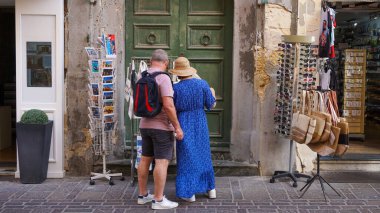 Valletta, Malta 3 Ekim 2024. Malta, Valletta 'da bir alışveriş sokağında hediyelik eşya almak isteyen yaşlı turist çift.