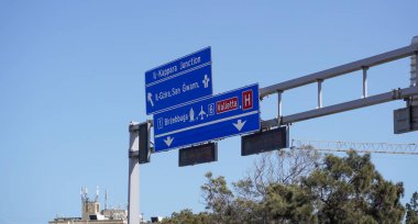 San Gwann, Malta - 3 Ekim 2024: yol tabelası. Valletta Havaalanı ve Feribot için imza.