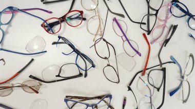 Kırık camlar, kırık menteşeler, kayıp lensler, çatlak çerçeveler, deforme olmuş bardaklar. Optik gözlük karışımı. Optik teknisyen veya gözlükçü için çalışma istasyonu 